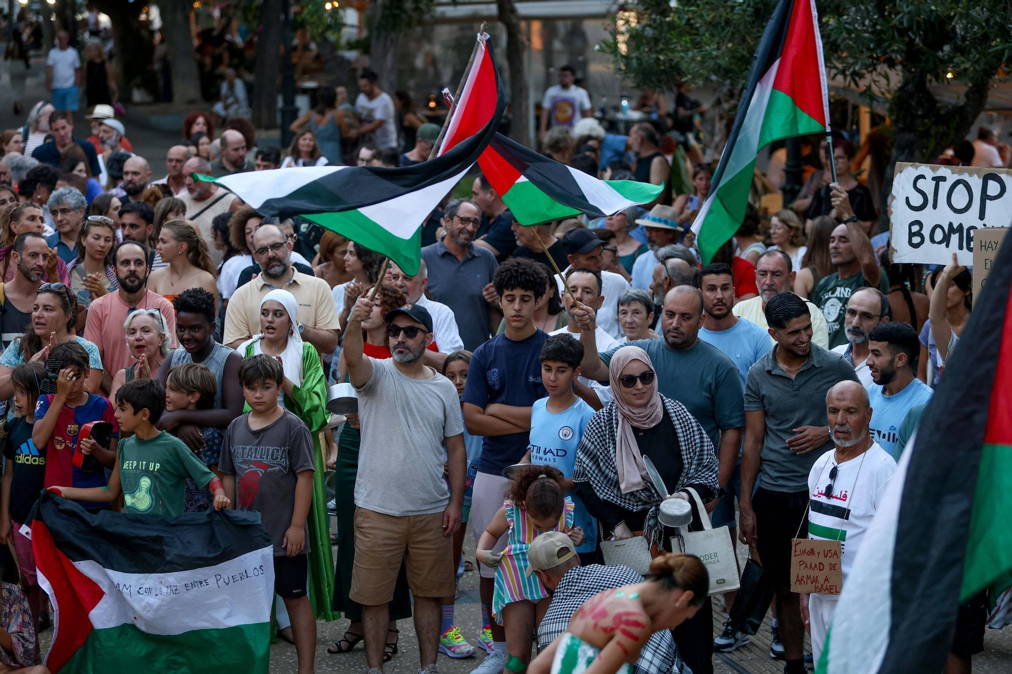 Galería: 250 personas claman en Ibiza contra el genocidio en Gaza