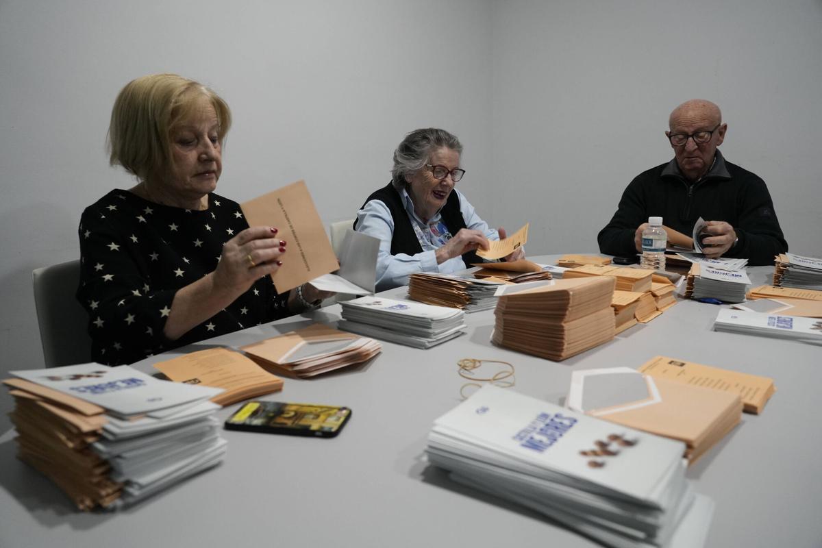 El trabajo de las bases de los partidos: preparación, sobres, mensajería...