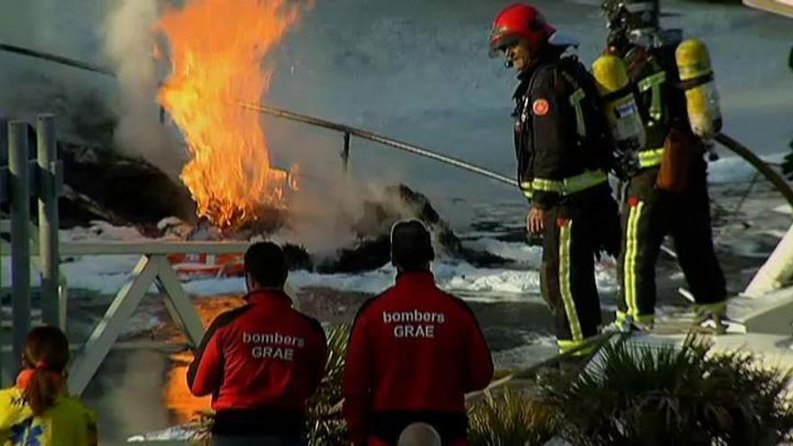 Las llamas devoran cuatro barcos en el Puerto de Sant Adrià del Besòs
