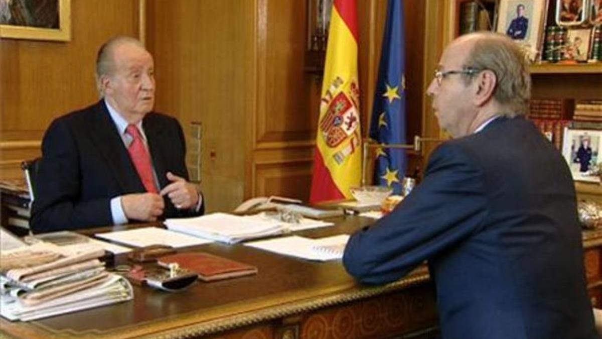 Rafael Spottorno (derecha) despacha con el rey Juan Carlos I, en mayo del 2013.