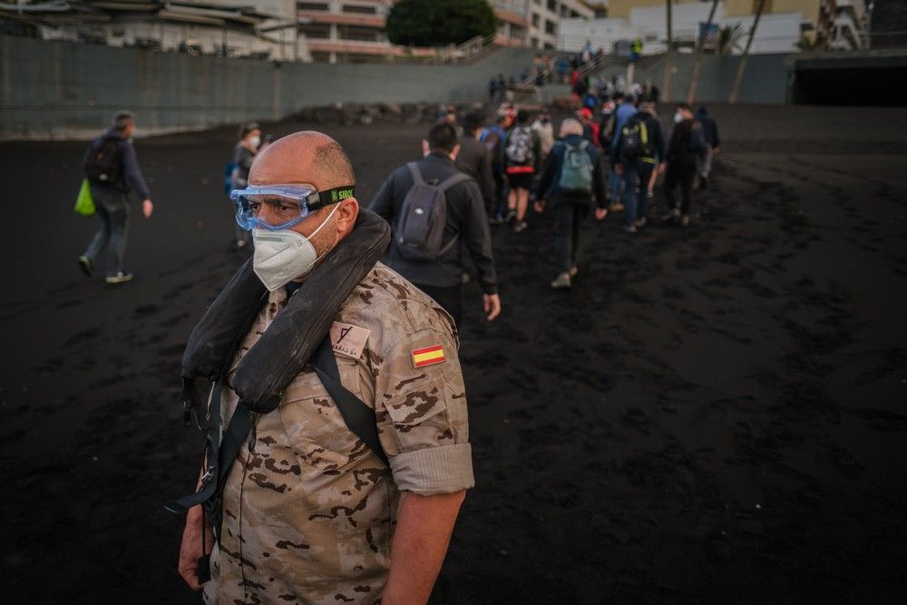 Traslado de agricultores de La Palma en una embarcación de la Armada Española durante la erupción del volcán
