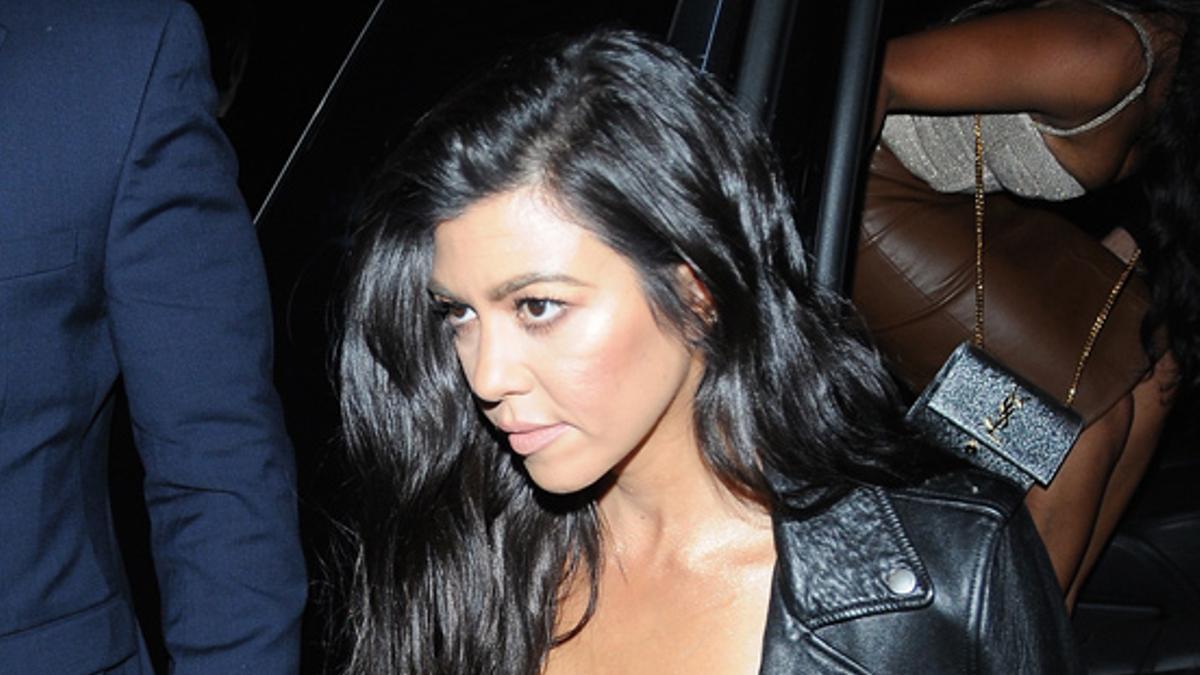 Kourtney Kardashian con mini vestido