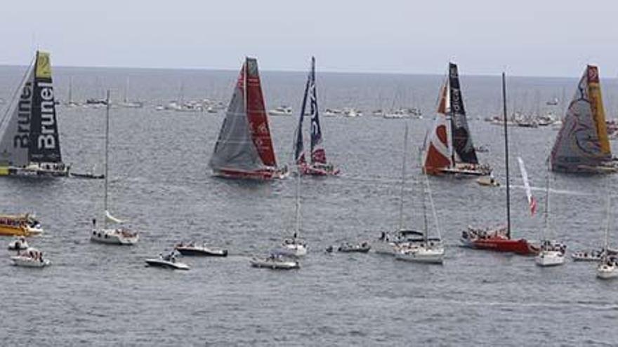 Los siete barcos participantes abandonan el puerto de Alicante rumbo a Ciudad del Cabo