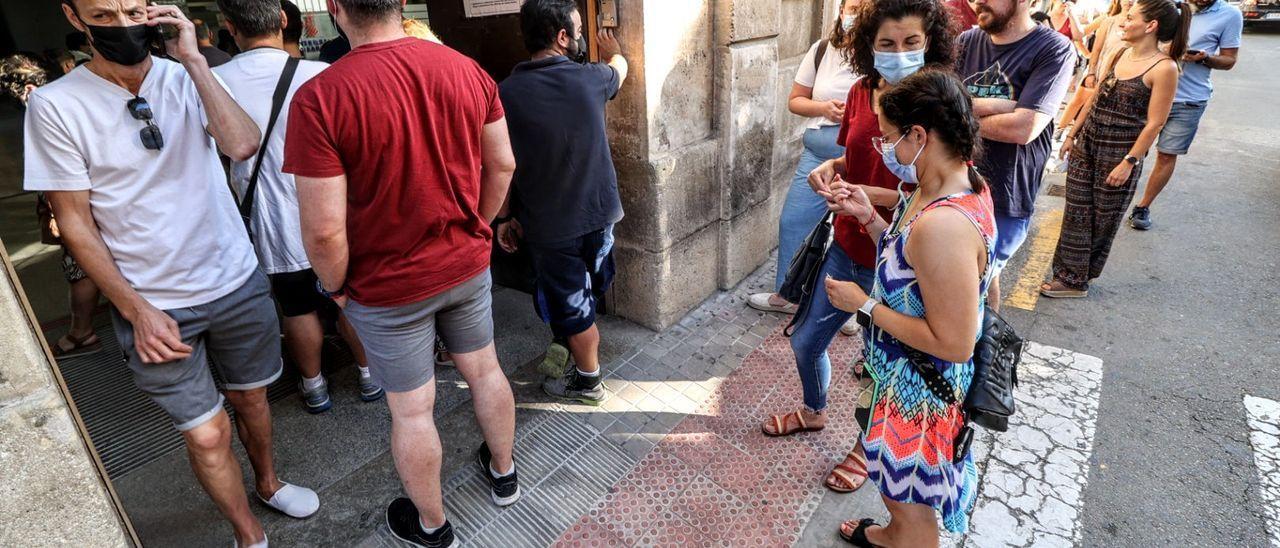 Colas en el centro de salud La Fábrica de Alcoy el pasado día 30 tras una citación masiva por SMS para terceras dosis.