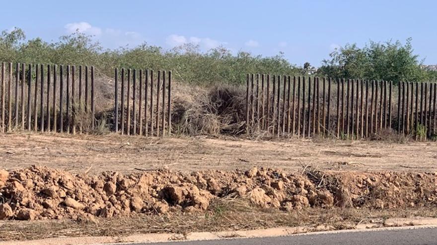 Imagen de una sección del vallado de madera que ha desaparecido en el parque botánico. El vallado se ubicó en 2010 y costó 370.000 euros. El Ayuntamiento no ha hecho nada en el interior del parque