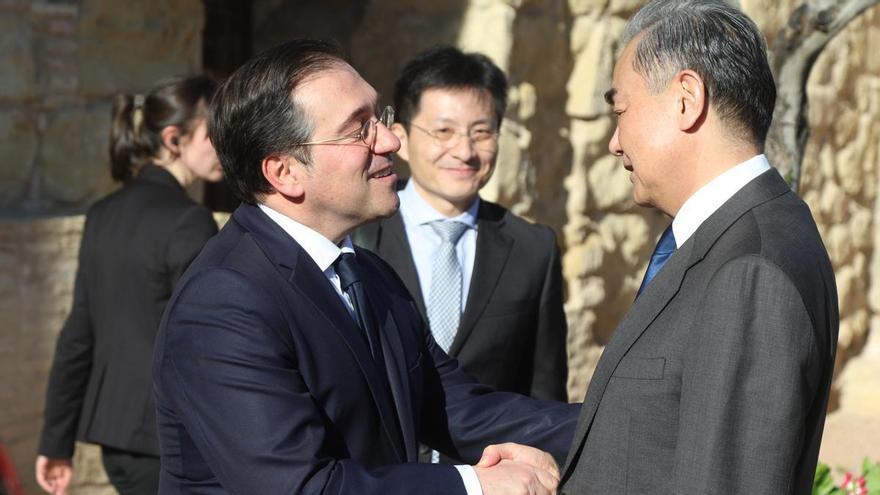 El ministro de Exteriores chino Wang Yi se reúne con José Manuel Albares en el Alcázar de Córdoba