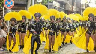Santa Pola triunfa con un Desfile Multicolor que alcanza cifras récord en participación