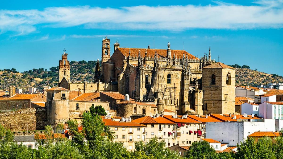 La desconocida catedral de Extremadura que refleja la transición entre el románico y el gótico
