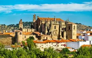 La catedral española con obras de Luis de Morales y una torre que domina la ciudad desde el siglo XIV