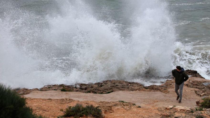 La tormenta Ana provoca vientos de  100km/h y olas de hasta 4 metros