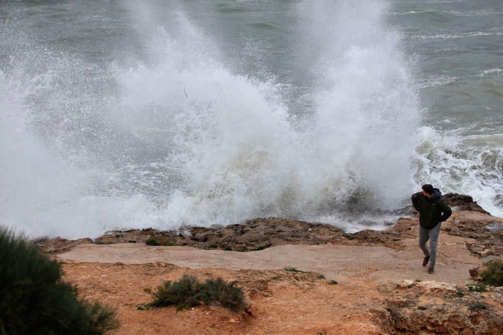 La tormenta Ana provoca vientos de  100km/h y olas de hasta 4 metros