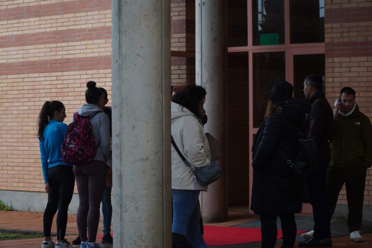 Opositores esperando su turno para las pruebas físicas