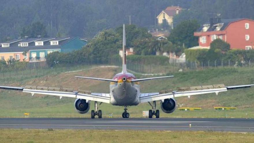 Un avión despega en Alvedro, tras la ampliación de la pista.