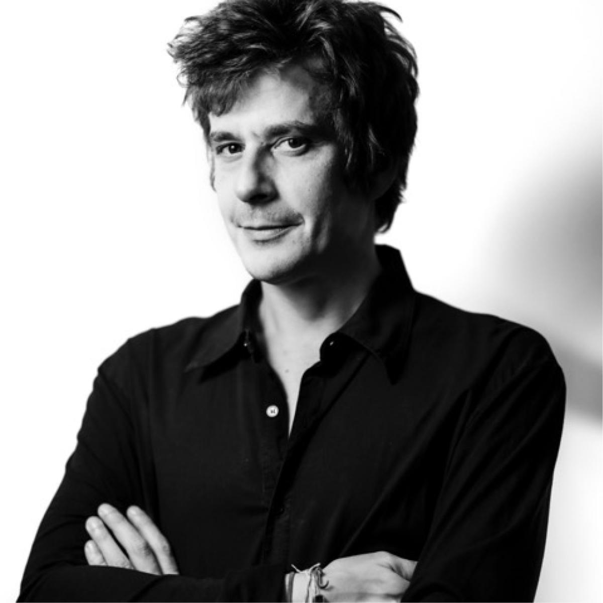 a obra ganadora, que recibirá 10.000 euros de dotación, además de hablar del vínculo entre padre e hijo y de la alargada sombra mediática del padre, traza también un retrato íntimo de la España de los últimos 50 años y reflexiona sobre la distancia generacional.