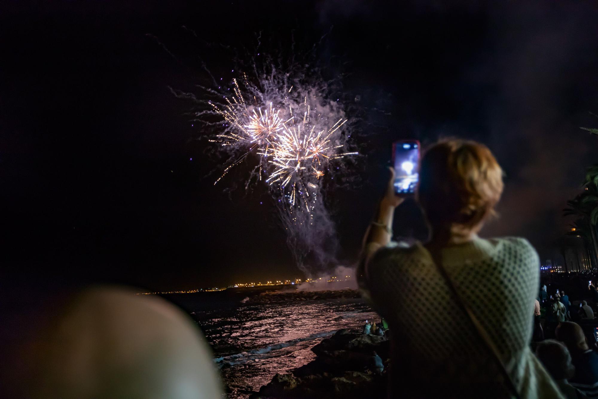 Espectacular castillo de fuegos en Torrevieja por la noche de San Juan