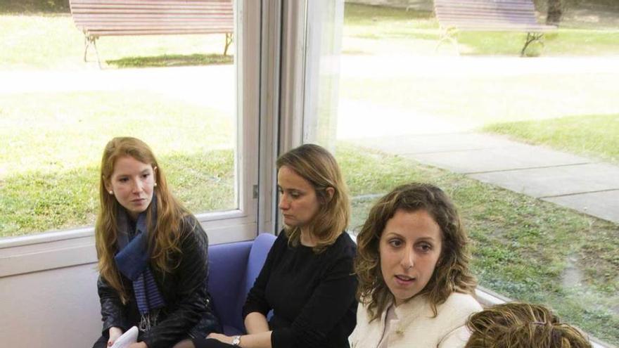 Por la izquierda, Laura Pérez (Fundación Alimerka), Nuria Salazar (CSIC), Sonia Solares (Universidad de Oviedo) y Pilar Díaz (Fundación Cauce), ayer, reunidas en el centro La Lila, en Oviedo. ruben ibáñez