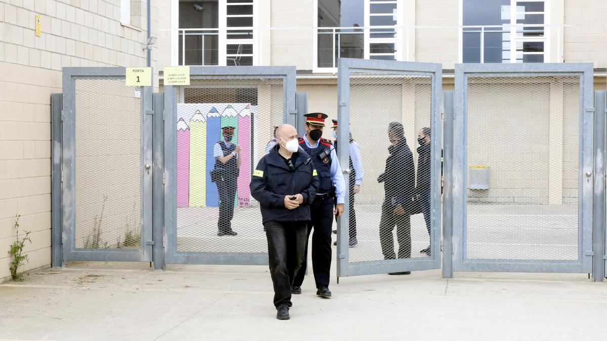 Agentes de los Mossos salen del instituto de Vidreres, donde tuvo lugar la agresión.