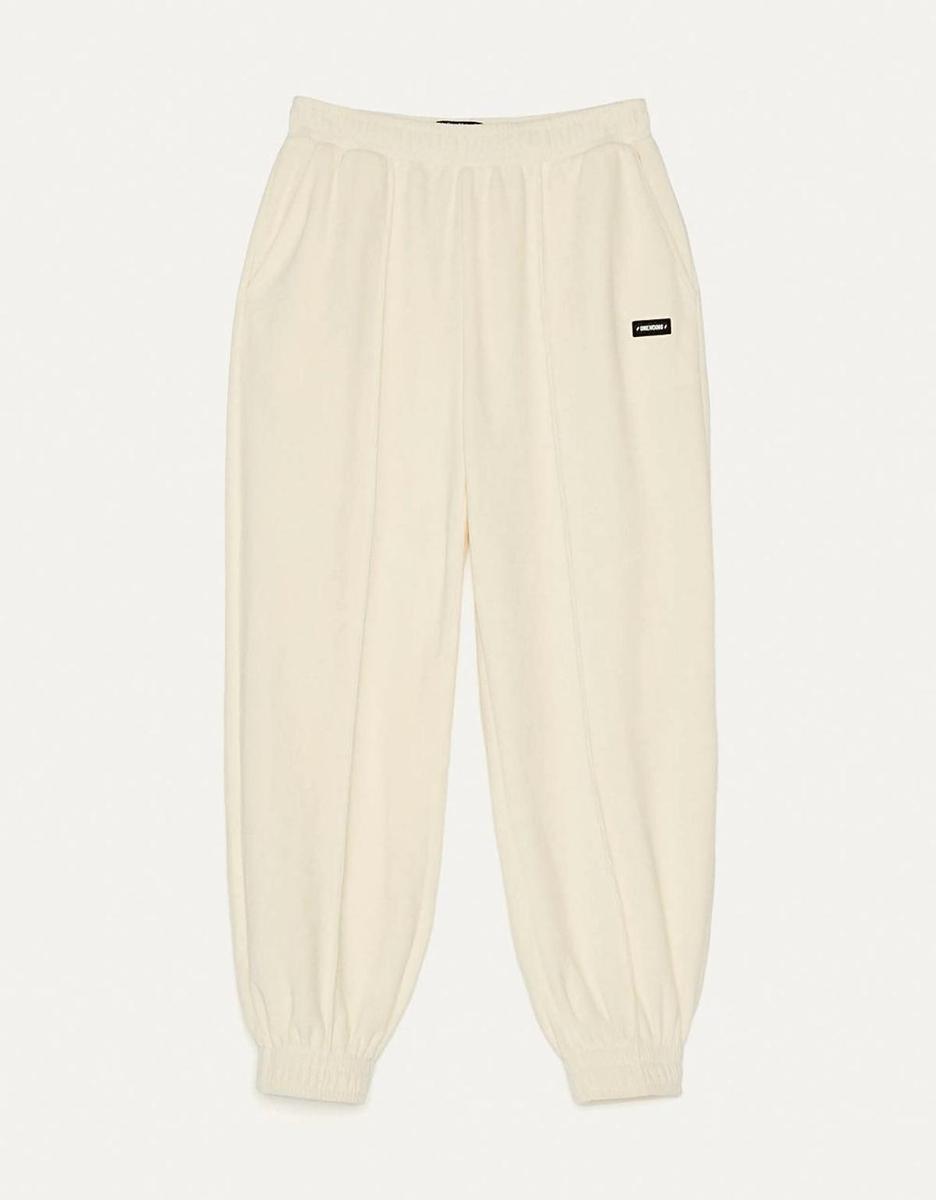 Look Gigi: Pantalón de chándal de Bershka (Precio: 15,99 euros)