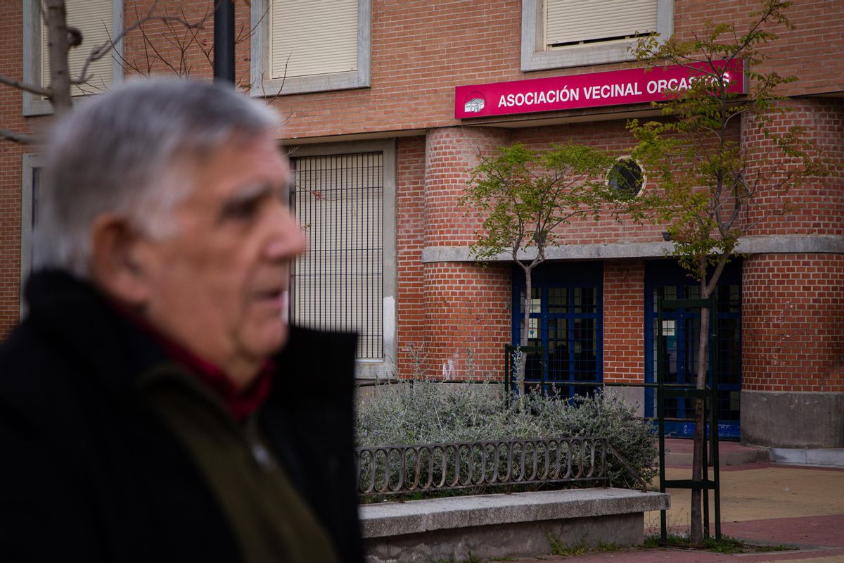 Félix López-Rey, frente a la Asociación Vecinal de Orcasitas.