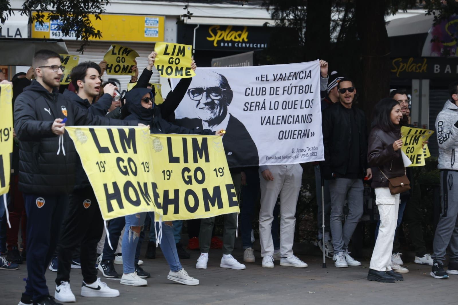 Más de 300 valencianistas protestan contra la gestión de Meriton en las oficinas del Valencia CF