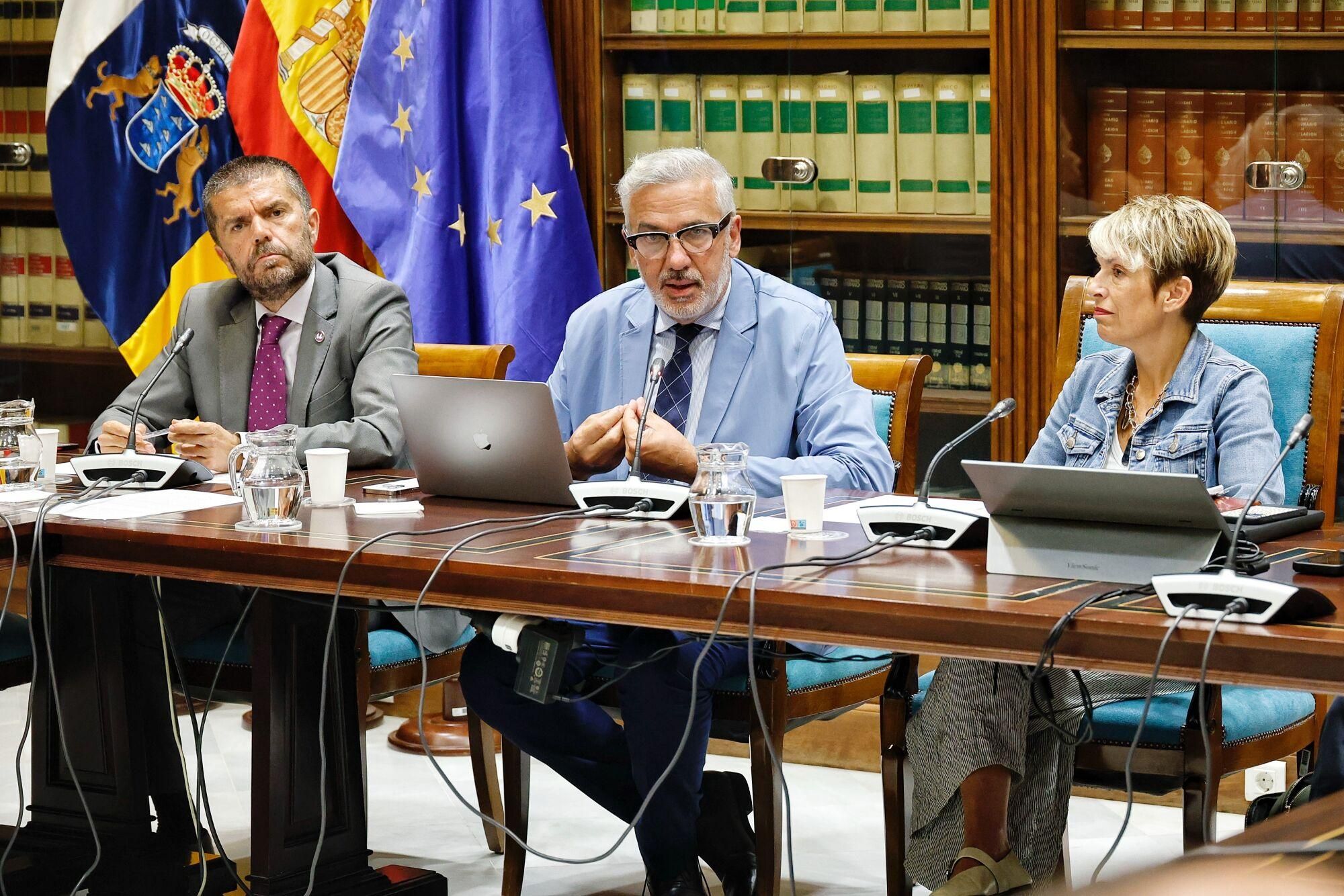 Los rectores canarios comparecen en el Parlamento regional para valorar la ley de ciencia.