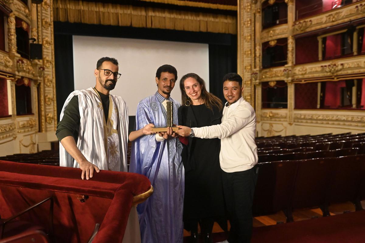 7 de abril de 2022.- De izquierda a derecha, Brahim Chagaf, director de la Escuela de cine saharaui Abidin Kaid Saleh; Lafdal Mohamed Salem, cineasta saharaui; María Carrión (directora de FiSahara) y  . La escuela ha recibido el premio del festival de  Cine y Derechos Humanos de San Sebastián.