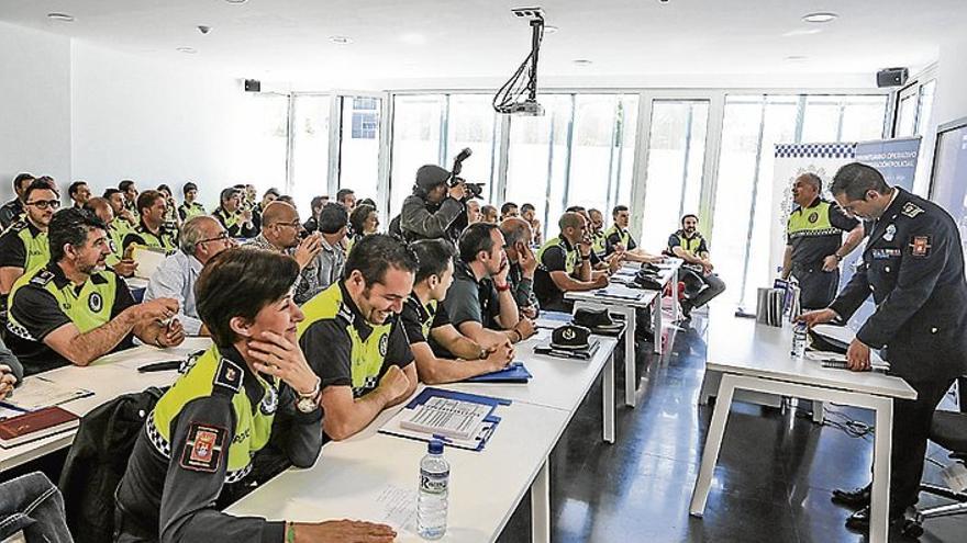 La policía de Badajoz denuncia a un centenar de bares por incumplir el horario