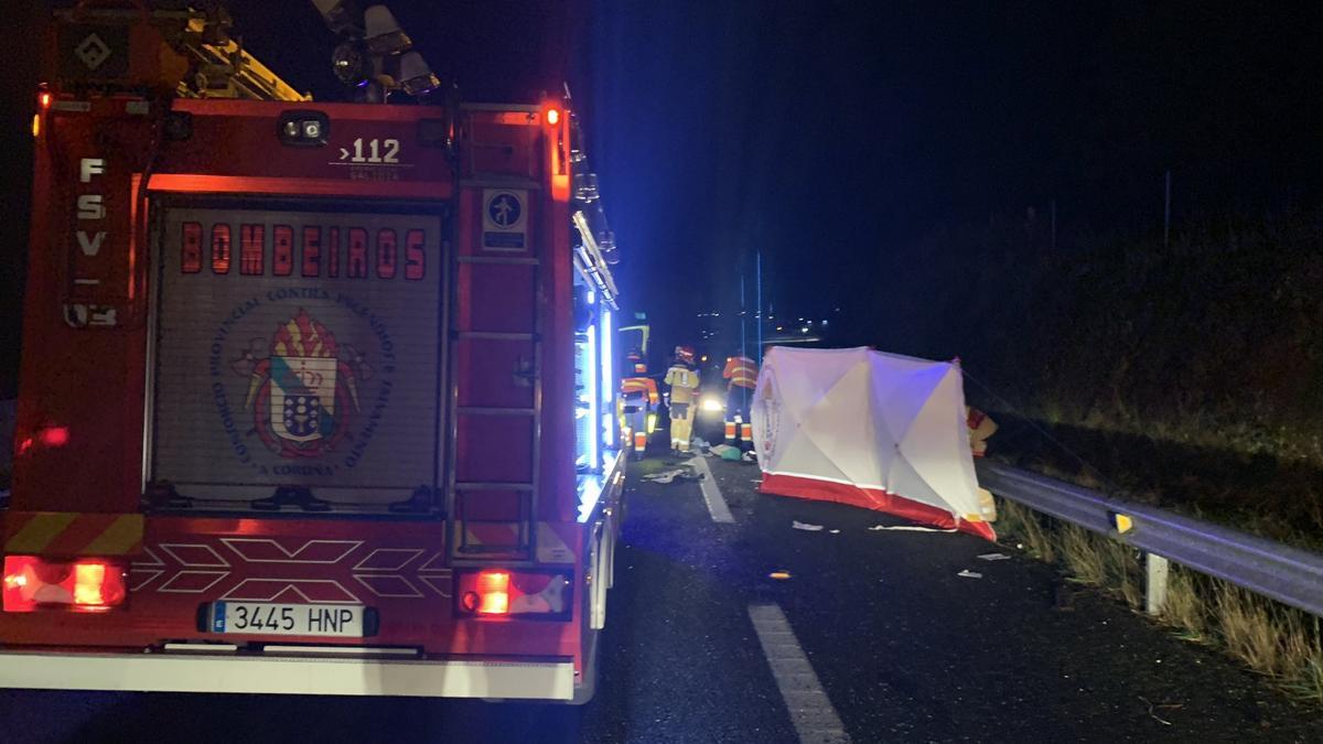 Bomberos de Boiro en el accidente mortal de la Autovía do Barbanza.