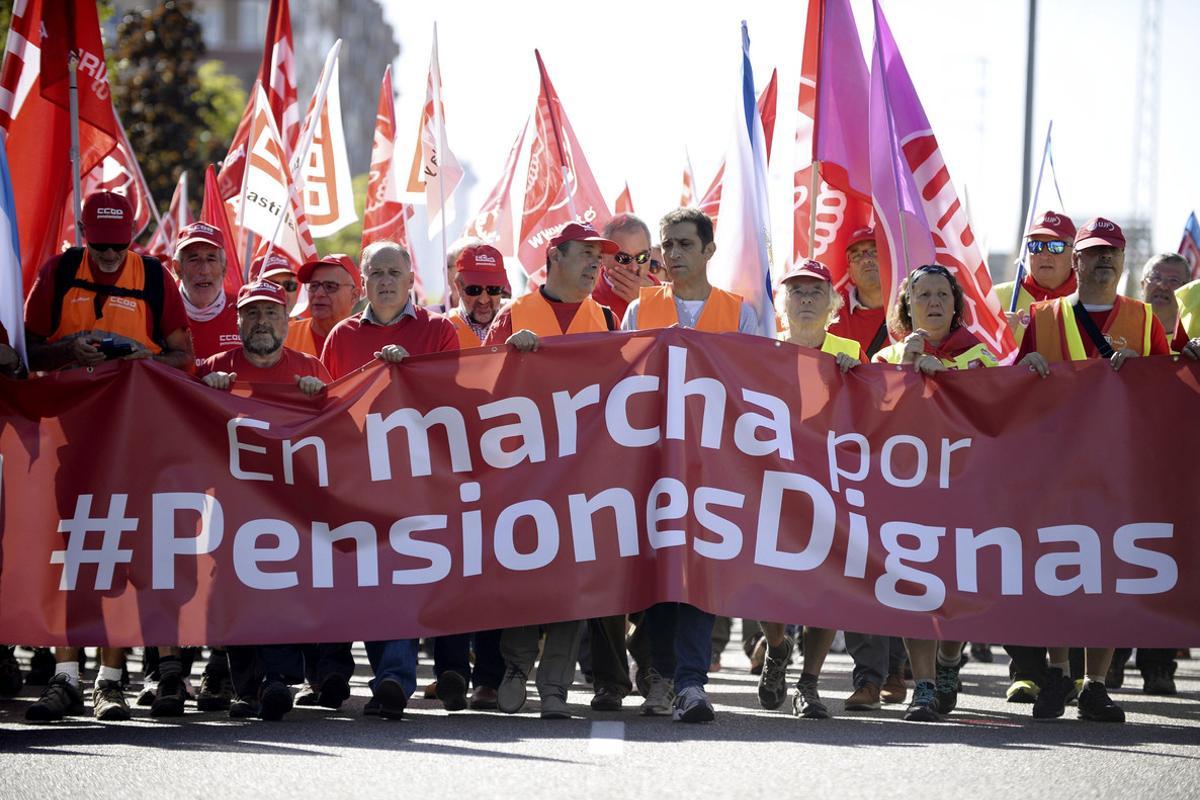 GRA223 VALLADOLID (Castilla-León), 5/10/2017.- La marcha sindical de pensionistas, que entró el pasado lunes en Castilla y León, y que tras unir ayer en Benavente (Zamora) a las columnas de Galicia y Asturias, ha tomado hoy el centro de Valladolid con medio centenar de jubilados, ha contado hoy con el refuerzo de los responsables nacionales de Políticas Sociales de UGT, Marí Carmen Barrera, y de CCOO, Carlos Bravo.EFE/Nacho Gallego