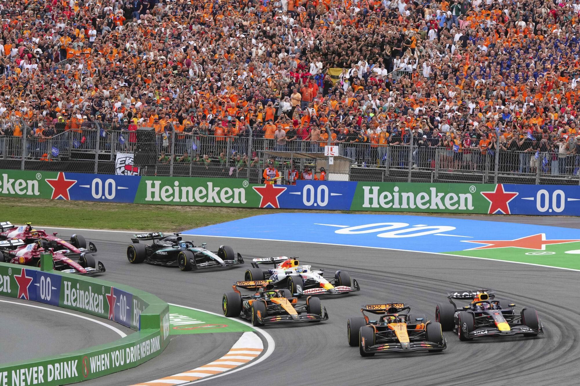 McLaren driver Oscar Piastri of Australia leads at the start of the Formula One Dutch Grand Prix in Zandvoort, Netherlands, Sunday, Aug. 31, 2025. (AP Photo/Peter Dejong) Associated Press/LaPresse. EDITORIAL USE ONLY/ONLY ITALY AND SPAIN