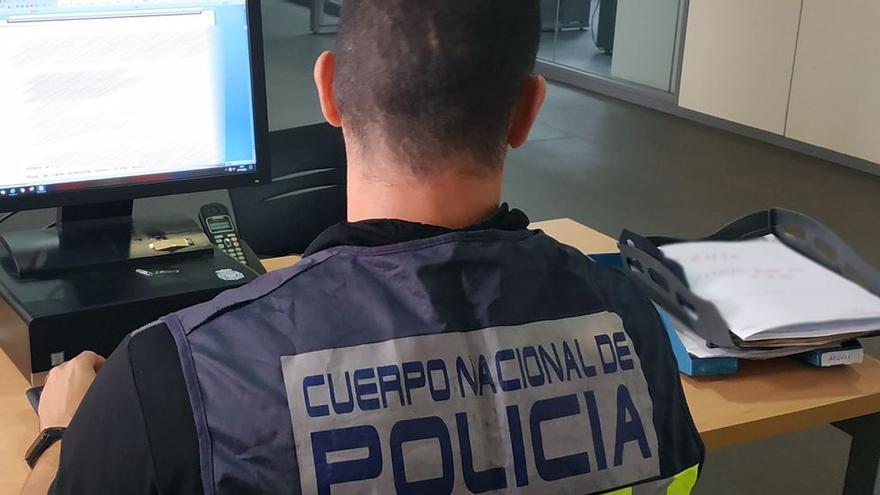 Un investigador de la Policía Nacional en Alicante.