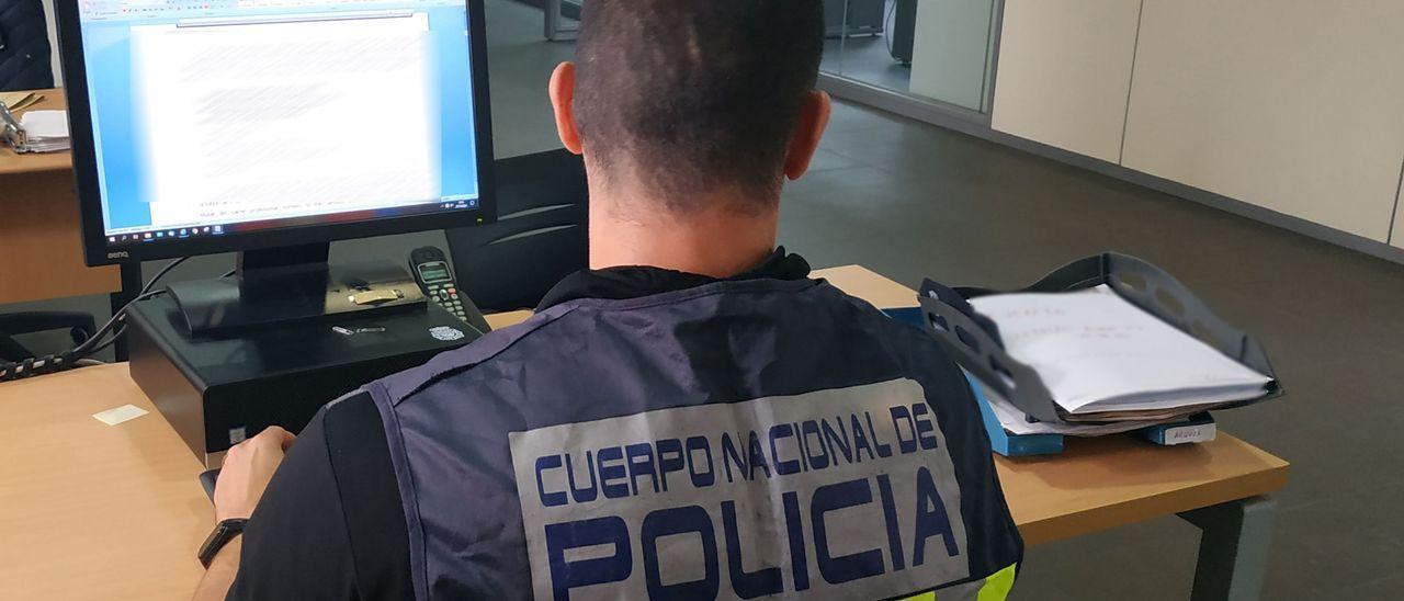 Un investigador de la Policía Nacional en Alicante.