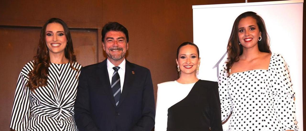 La Bellea del Foc, en el centro, junto a otras representantes de las Hogueras, el alcalde y el presidente de la Federación de Barracas