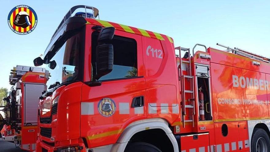 Un incendio de vegetación en Torrent moviliza medios aéreos