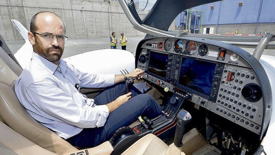Mario Pons se sienta ante los mandos del avión.