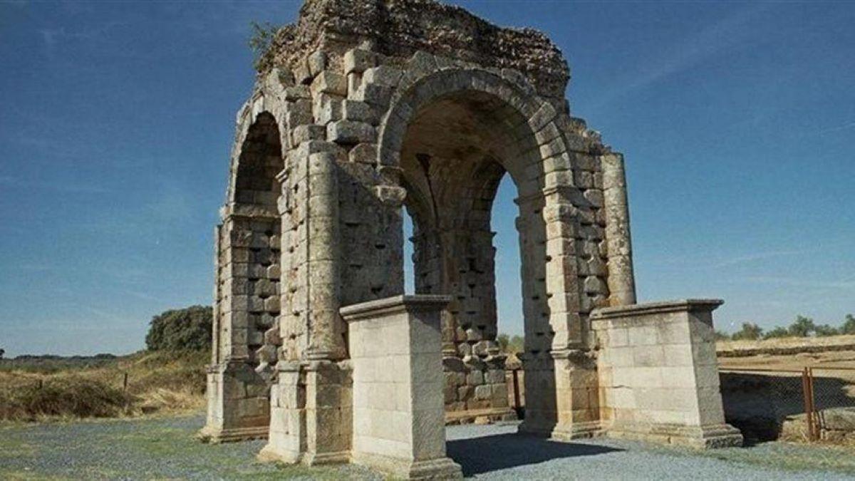 El arco de Cáparra, una de las bellezas romanas de Extremadura.