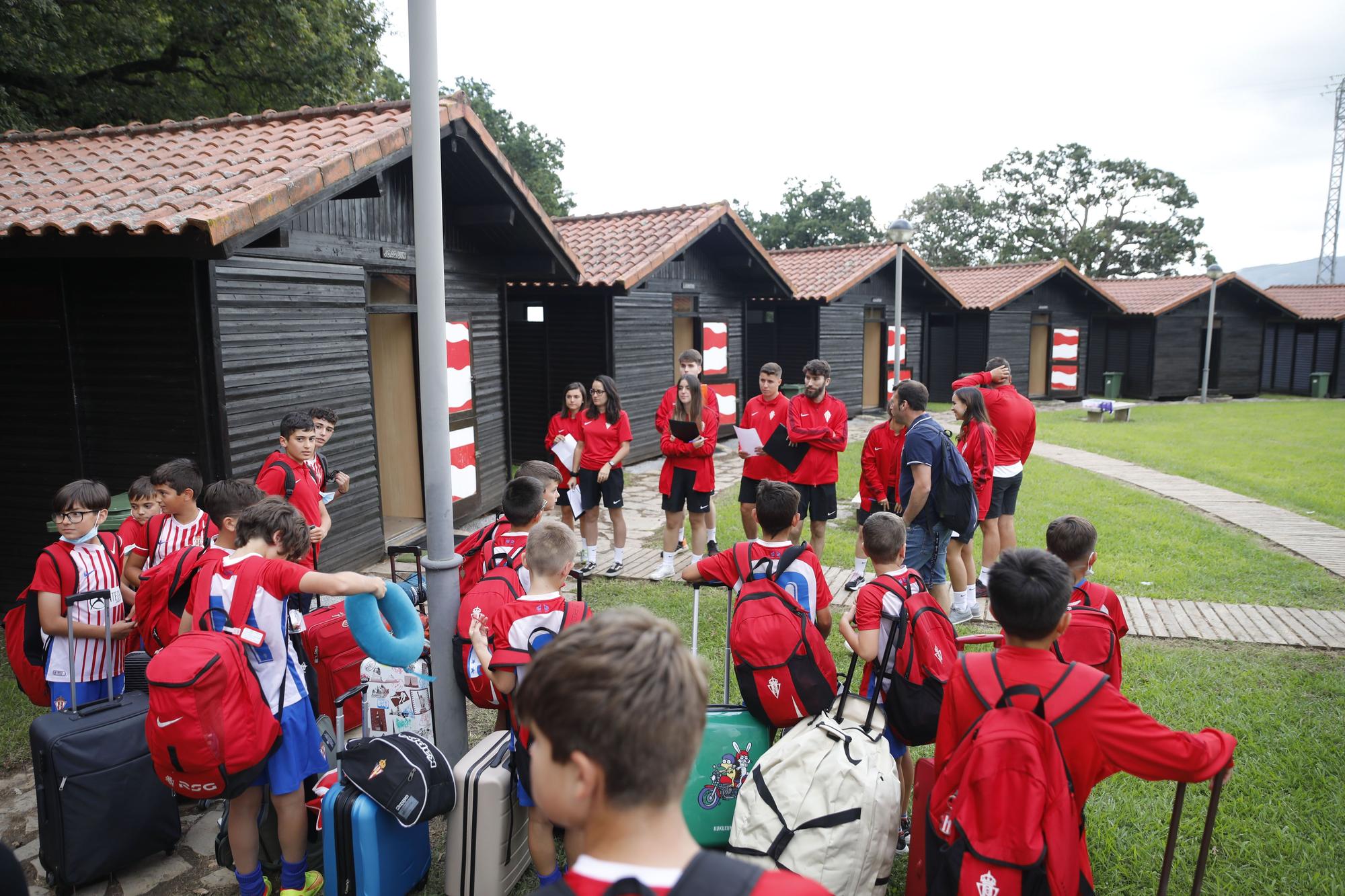 En imágenes: La escuela del fútbol del Sporting recibe a un centenar de jóvenes del primer turno del campus