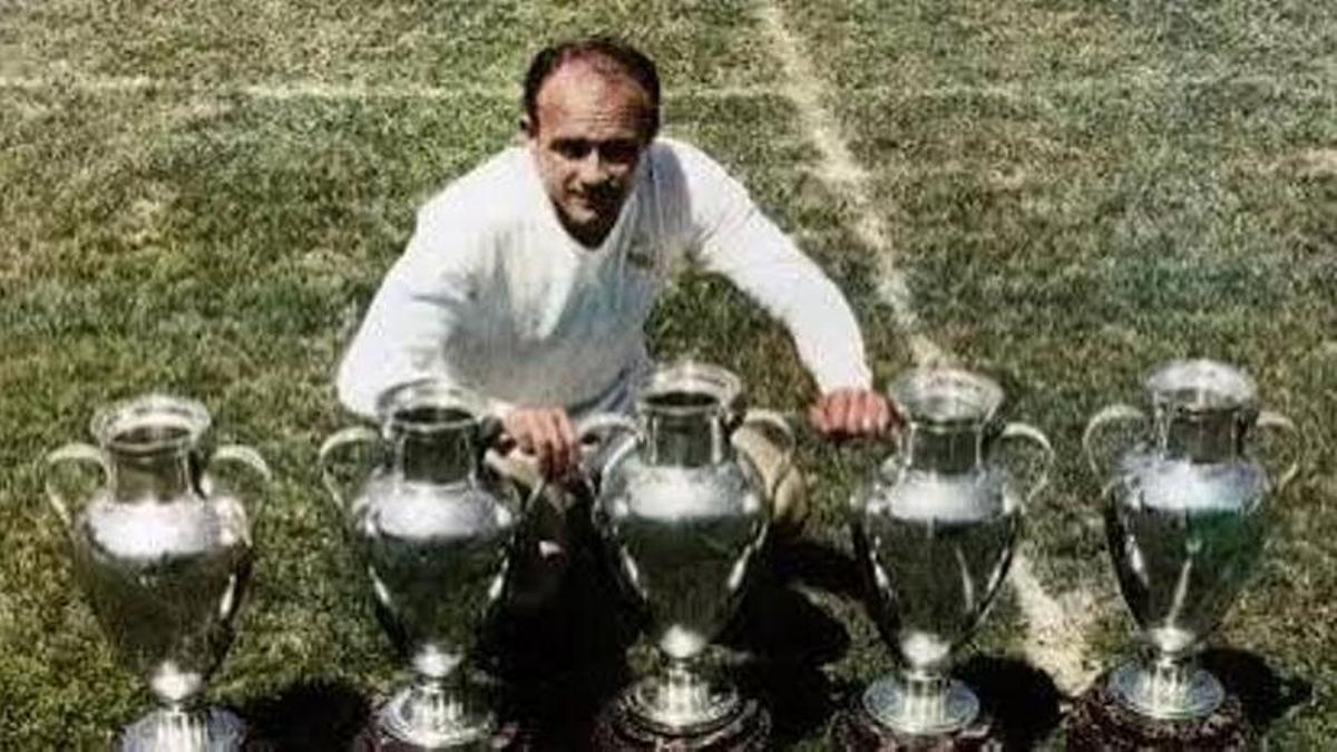 Alfredo Di Stefano, en una imagen icónica del Real Madrid, sobre el césped del Bernabeu con sus cinco Copas de Europa.