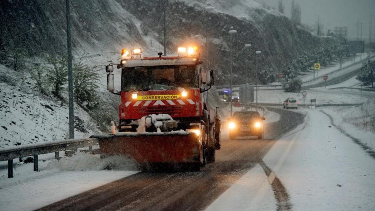 Una maquina quitanieves despeja una vía en Cantabria, azotada por el temporal esta semana.