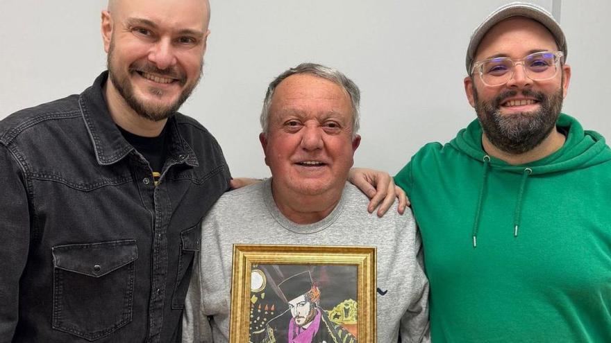 Ramón Palicio, flanqueado por David Rionda (a la izquierda) y Rubén Morillo, que colaboran en la producción del «podcast» sobre Tino Casal.