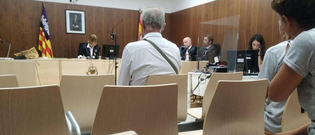 El acusado, de espaldas durante el juicio que se celebró ayer en el Juzgado de lo Penal número dos de Eivissa. | P.S.