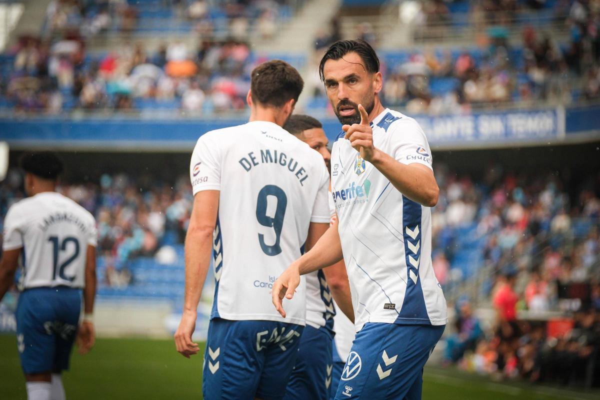 Enric Gallego, después de marcar el gol en el partido Tenerife-Cacereño.