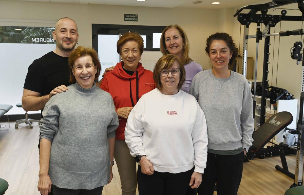 Viguesas de entre 50 y 70 años realizando ejercicio de alta intensidad en un centro de neurorrehabilitación de la ciudad.