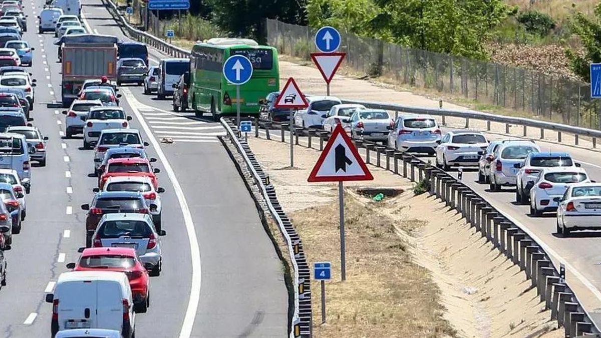 Aglomeración de vehículos en una operación salida en las carreteras extremeñas.