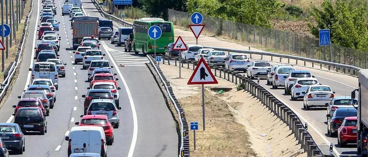 Aglomeración de vehículos en una operación salida en las carreteras extremeñas.