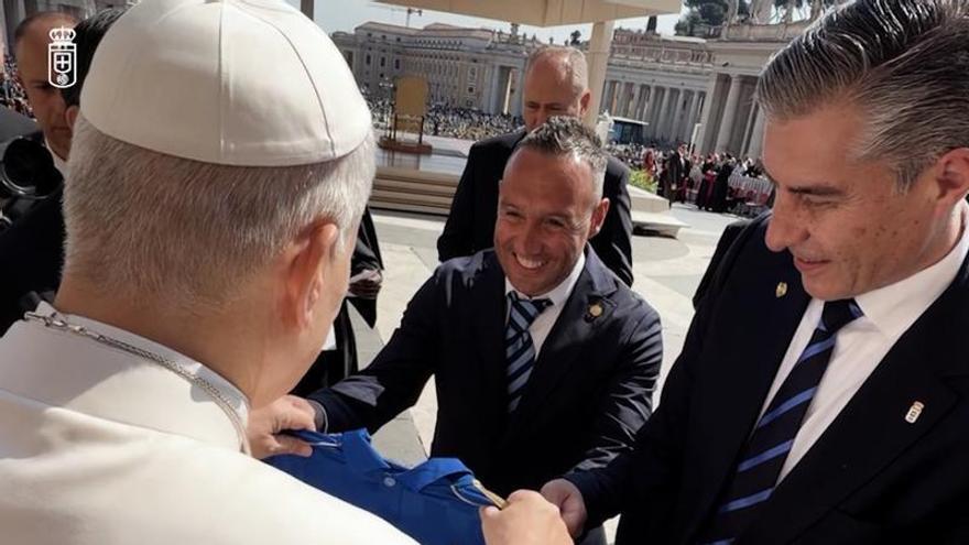 El Real Oviedo, recibido por el Papa con motivo de su centenario: así ha sido el regalo del club azul