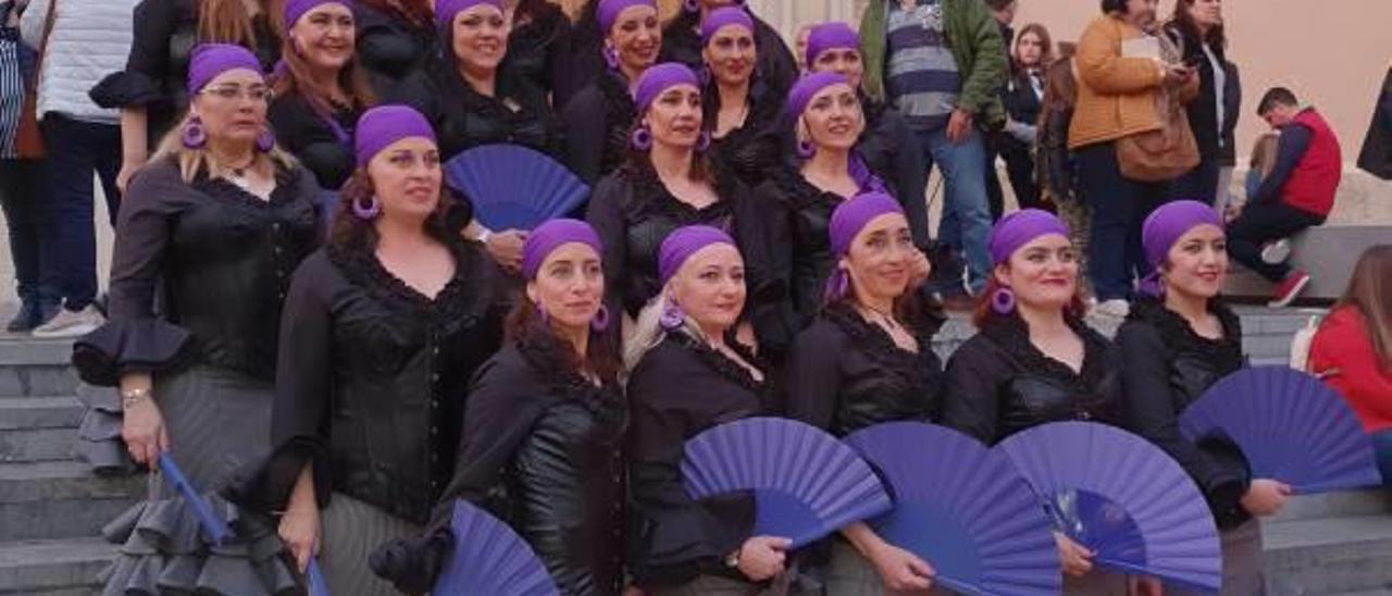 Las integrantes de «Contrabandistes» que estrenaron su traje oficial haciendo un guiño al color feminista.