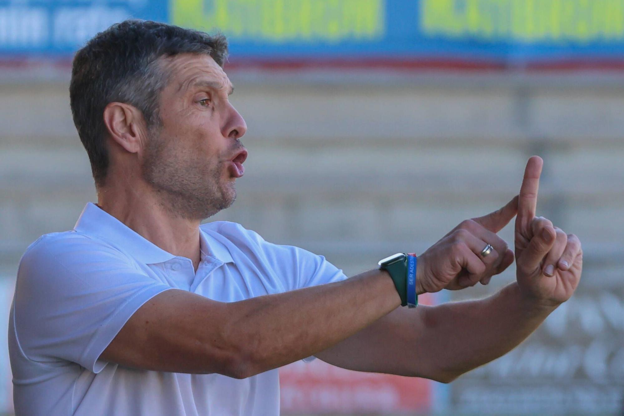 Las imágenes de la contundente victoria del Arosa al Barbadás (3-0)