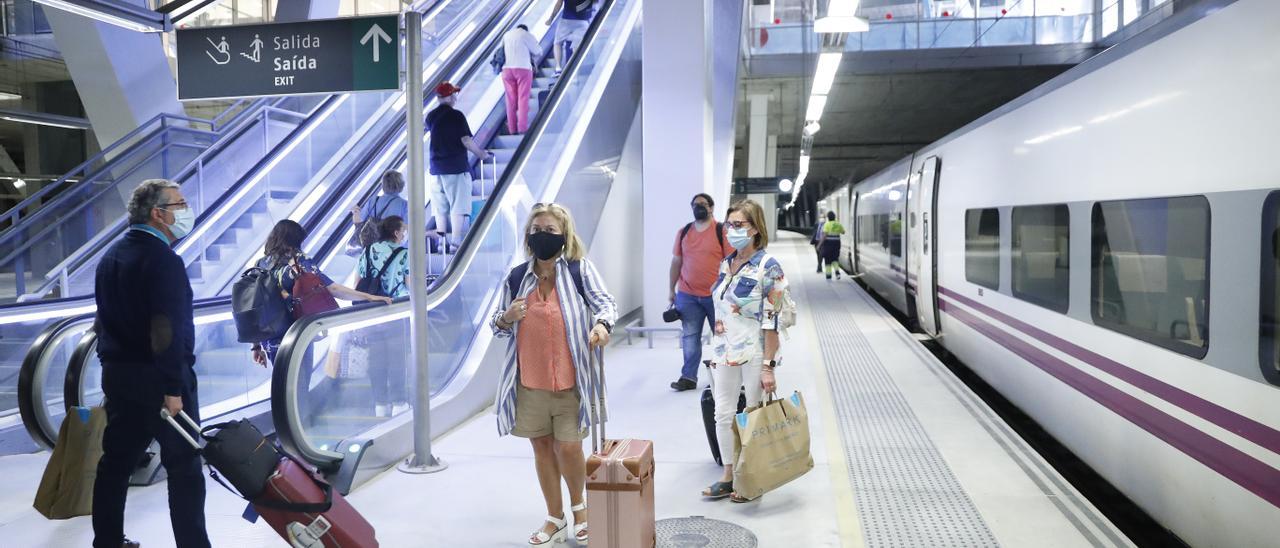 Pasajeros del Alvia Madrid-Vigo en la estación de Urzáiz.