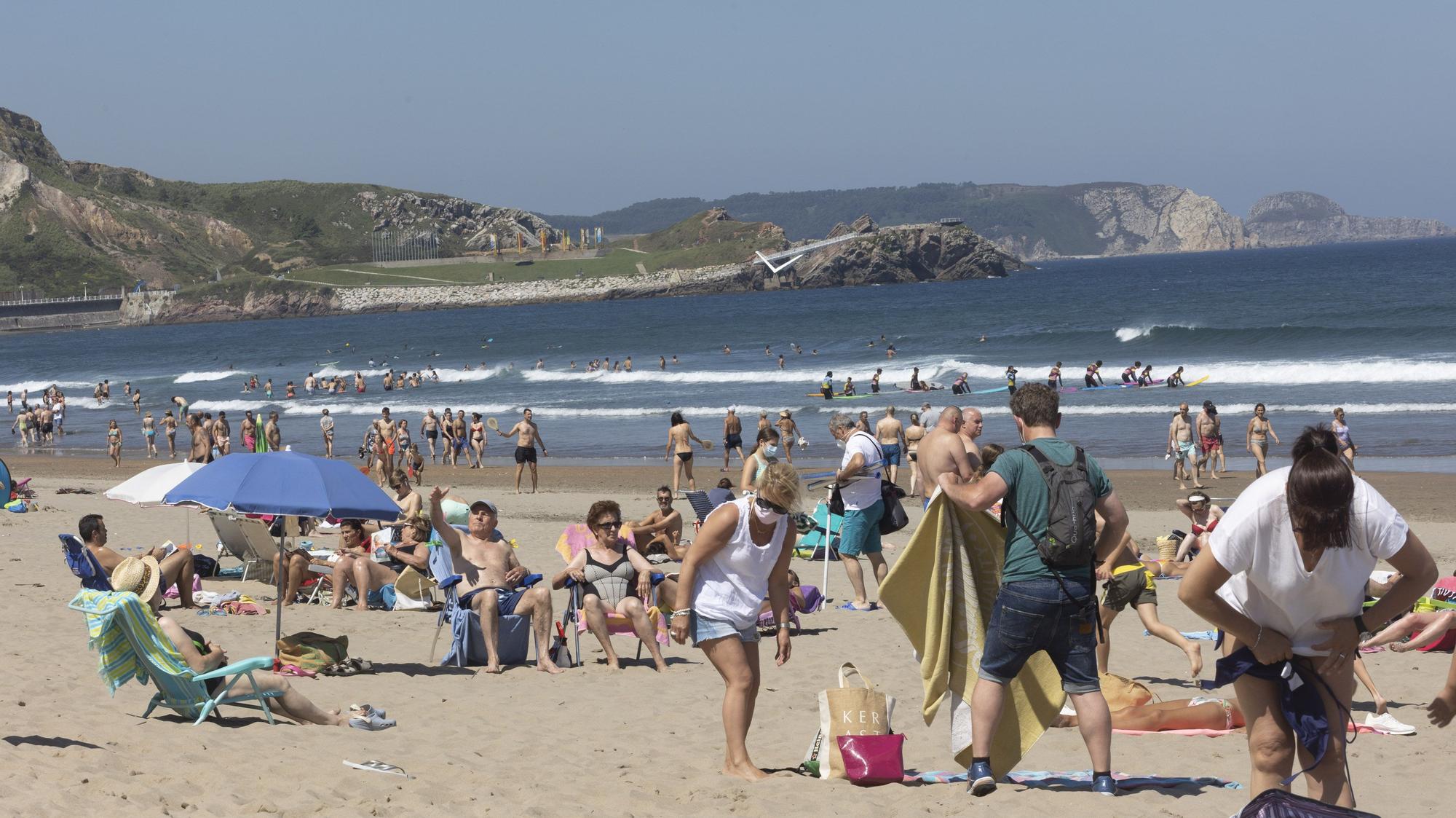 Bañistas en la playa de Salinas